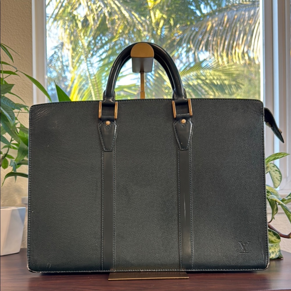 Louis Vuitton Green Leather Briefcase with Structured Design - Picture 2 of 15